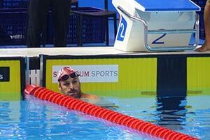 Iván compitiendo en natación